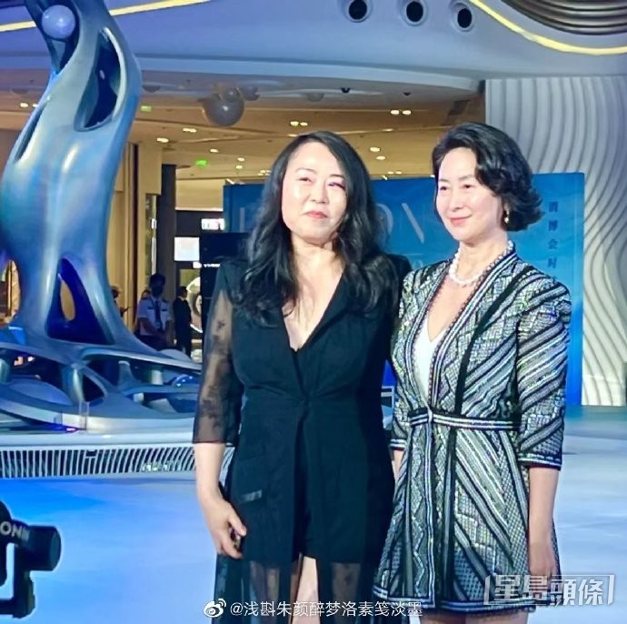 60歲何超瓊罕有以超Deep V短裙示人。