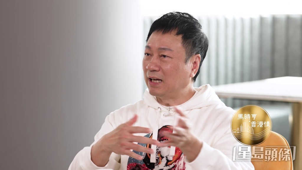 黎耀祥指當年的巴士沒有冷氣,夏天時又焗又曬。
