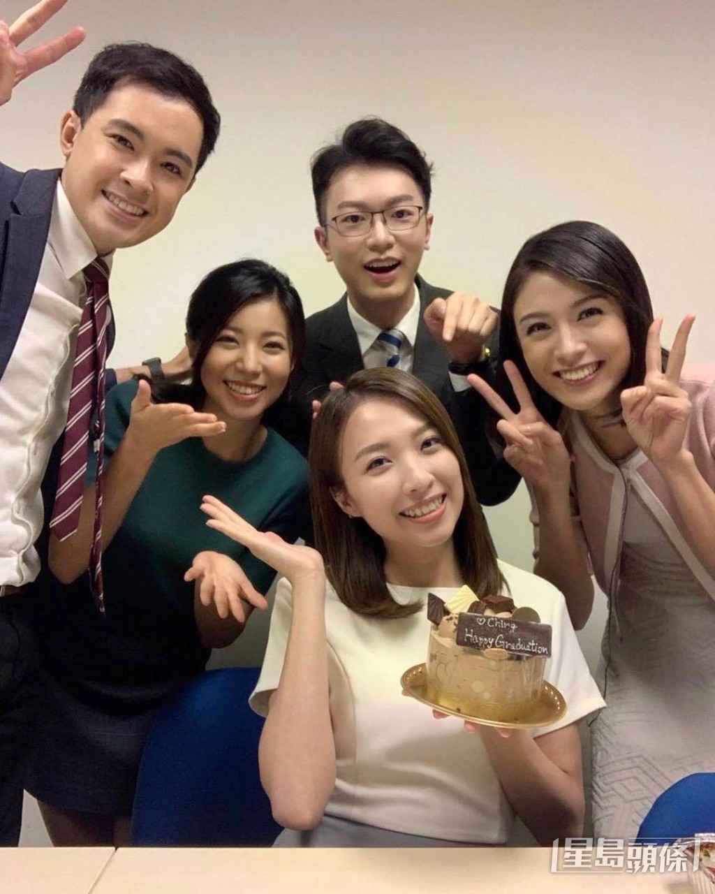 與其他主播慶祝賴凱靖生日。