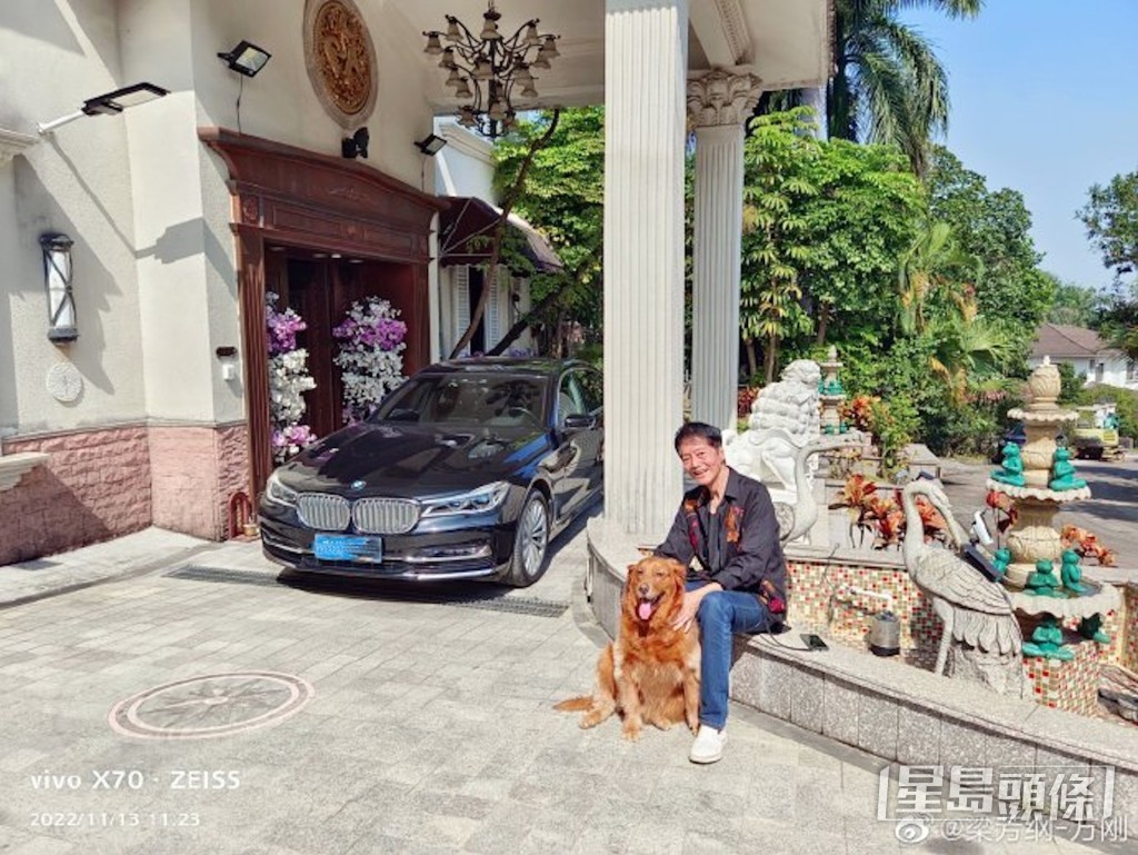 正宗住洋樓養番狗。