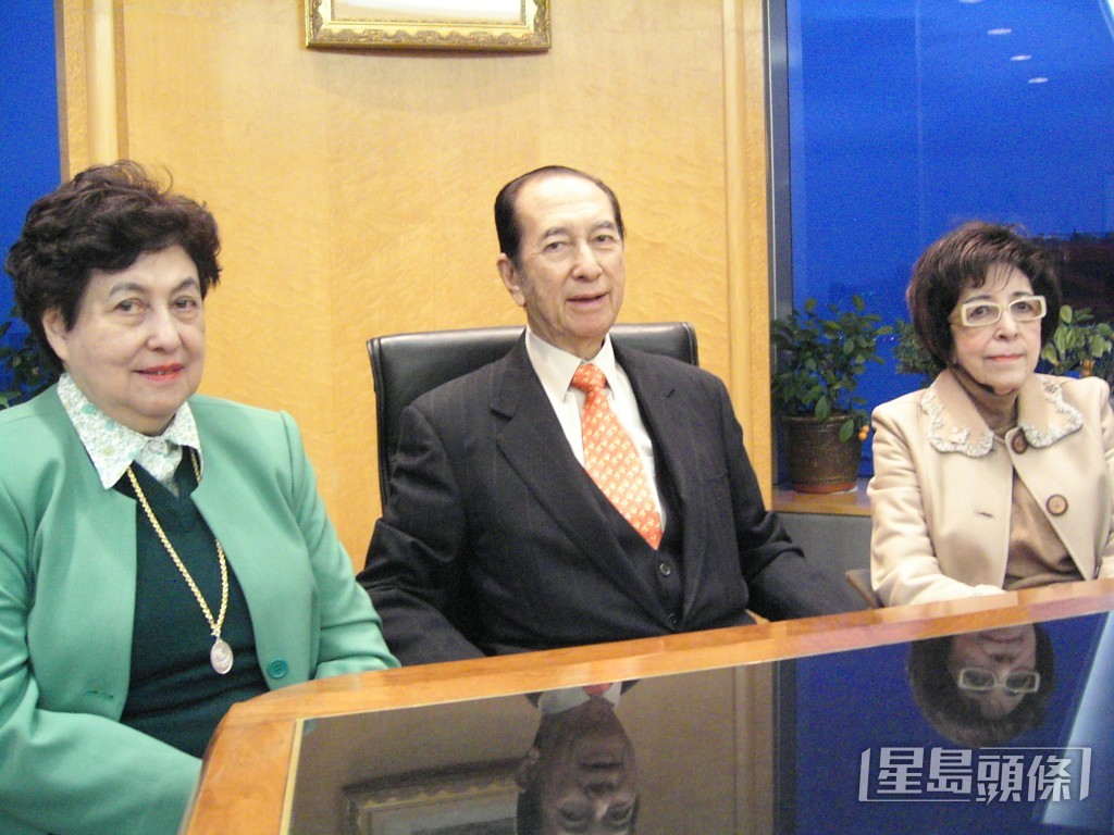 何婉鴻（右）是已故賭王何鴻燊胞姊，家中13個兄弟姊妹中排行第八