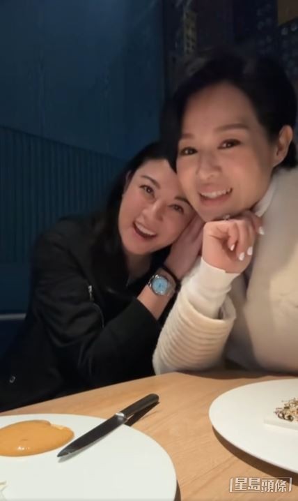 胡杏兒（右）坦言交低三個囝囝畀工人姐姐湊，才趕出來赴會。