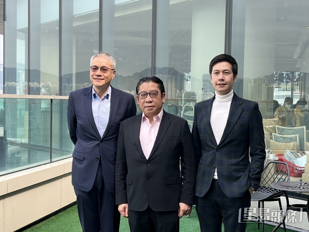 管浩嗚(左)強調自己是最獨立的議員,無黨無派。