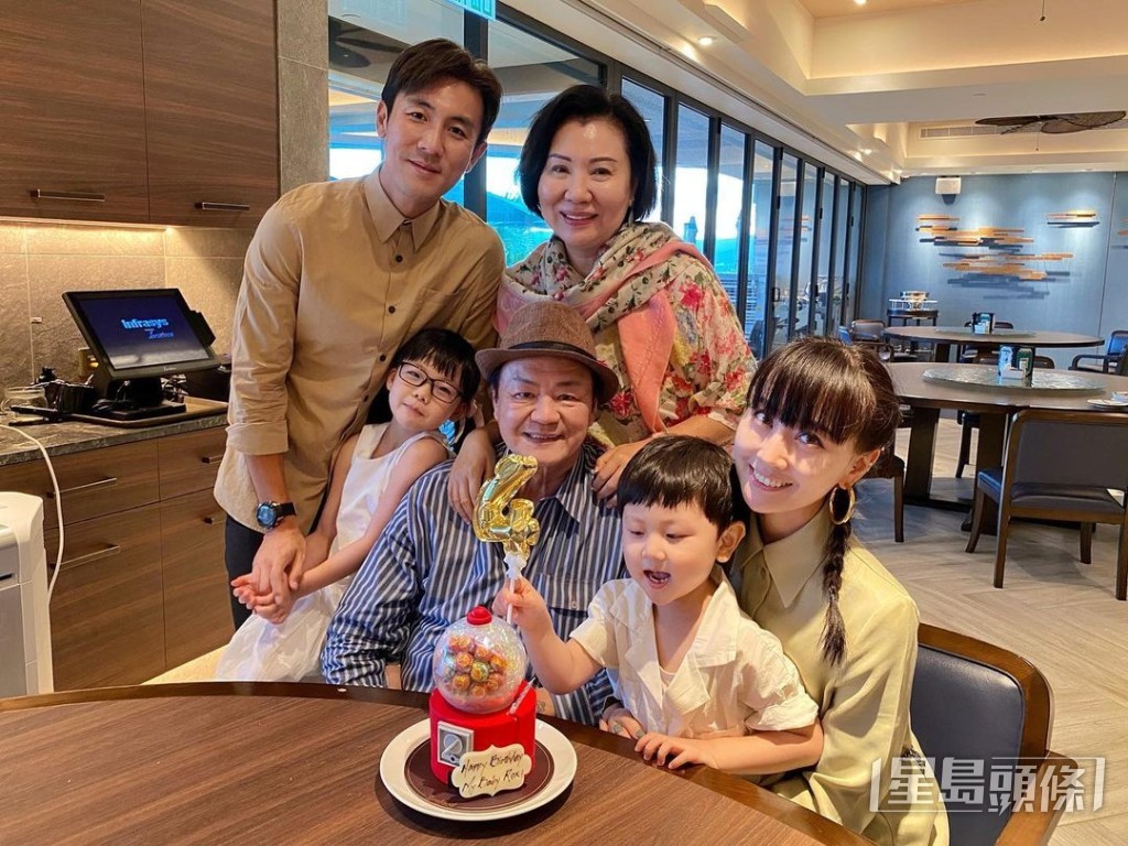 前年與爺爺一同慶祝4歲生日。
