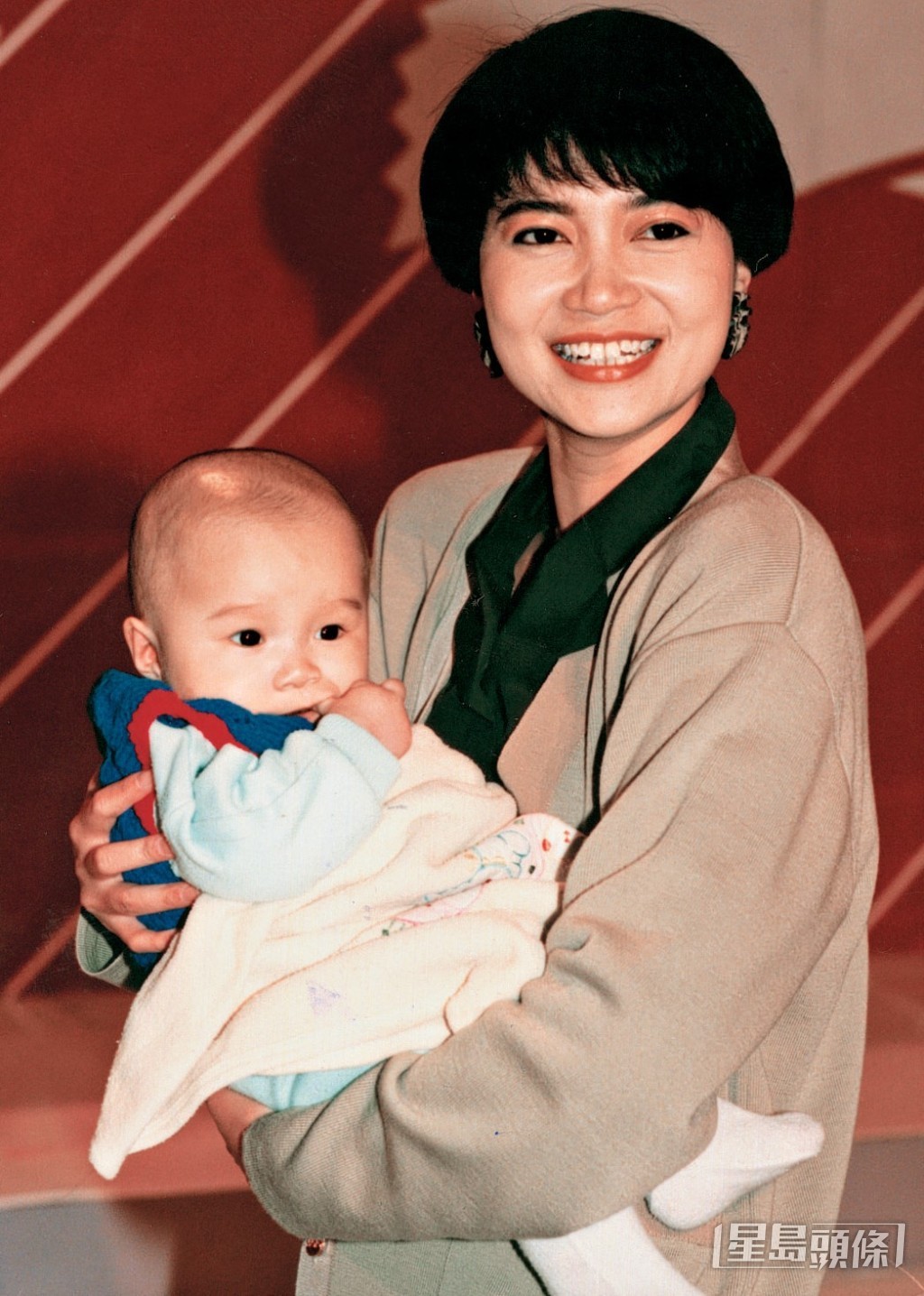 陳敏兒生子後息影。
