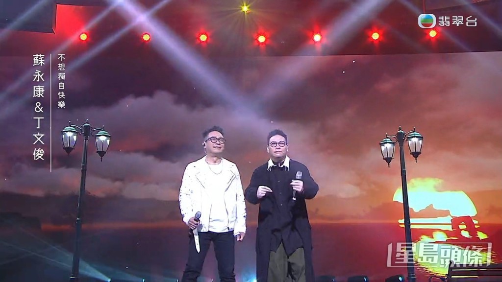 两人同样戴上黑框眼镜，加上近年苏永康身形暴胀，两人在台上极似样，十足孖生一样！