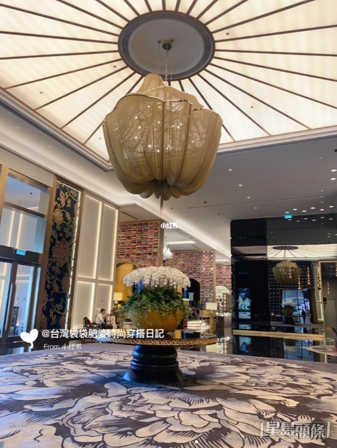 酒店由已故時尚大師「老佛爺」Karl Lagerfeld親自設計及命名。