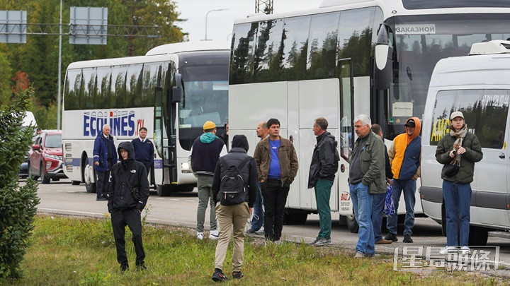 大批逃避征召的俄罗斯民众乘跨境巴士到芬兰边境准备过关。路透社资料图片