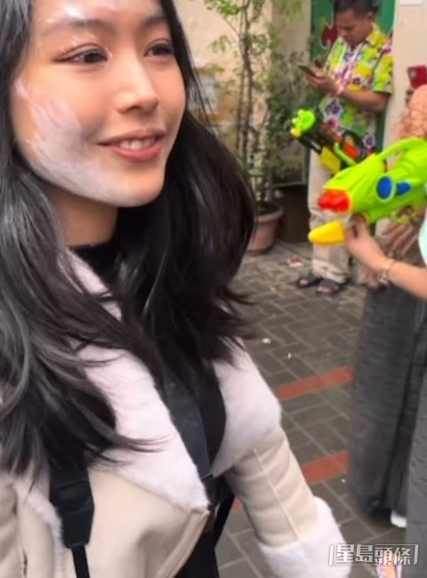 臉上留下祝福戰績。