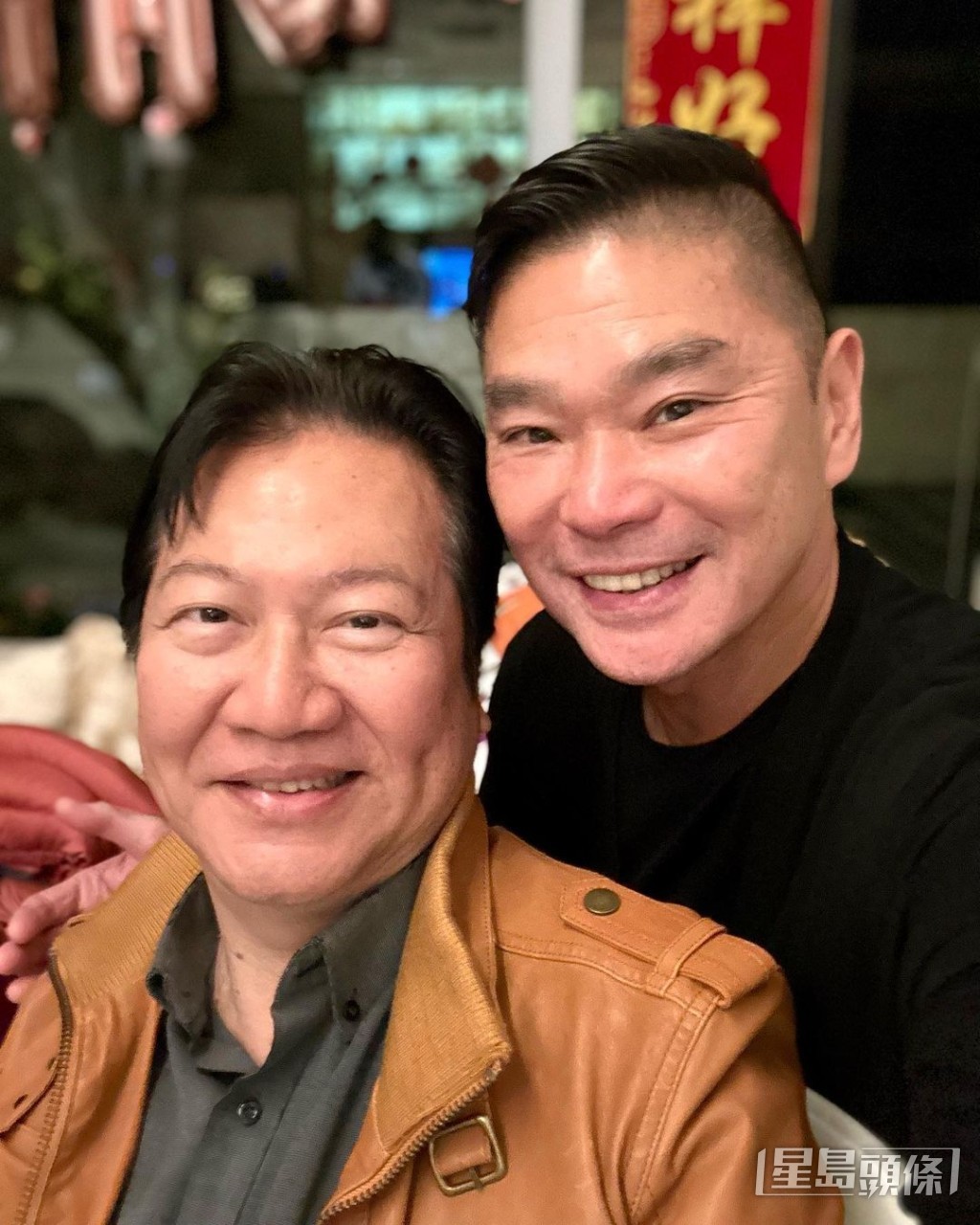 黄韵材（左）与邓达智合照。