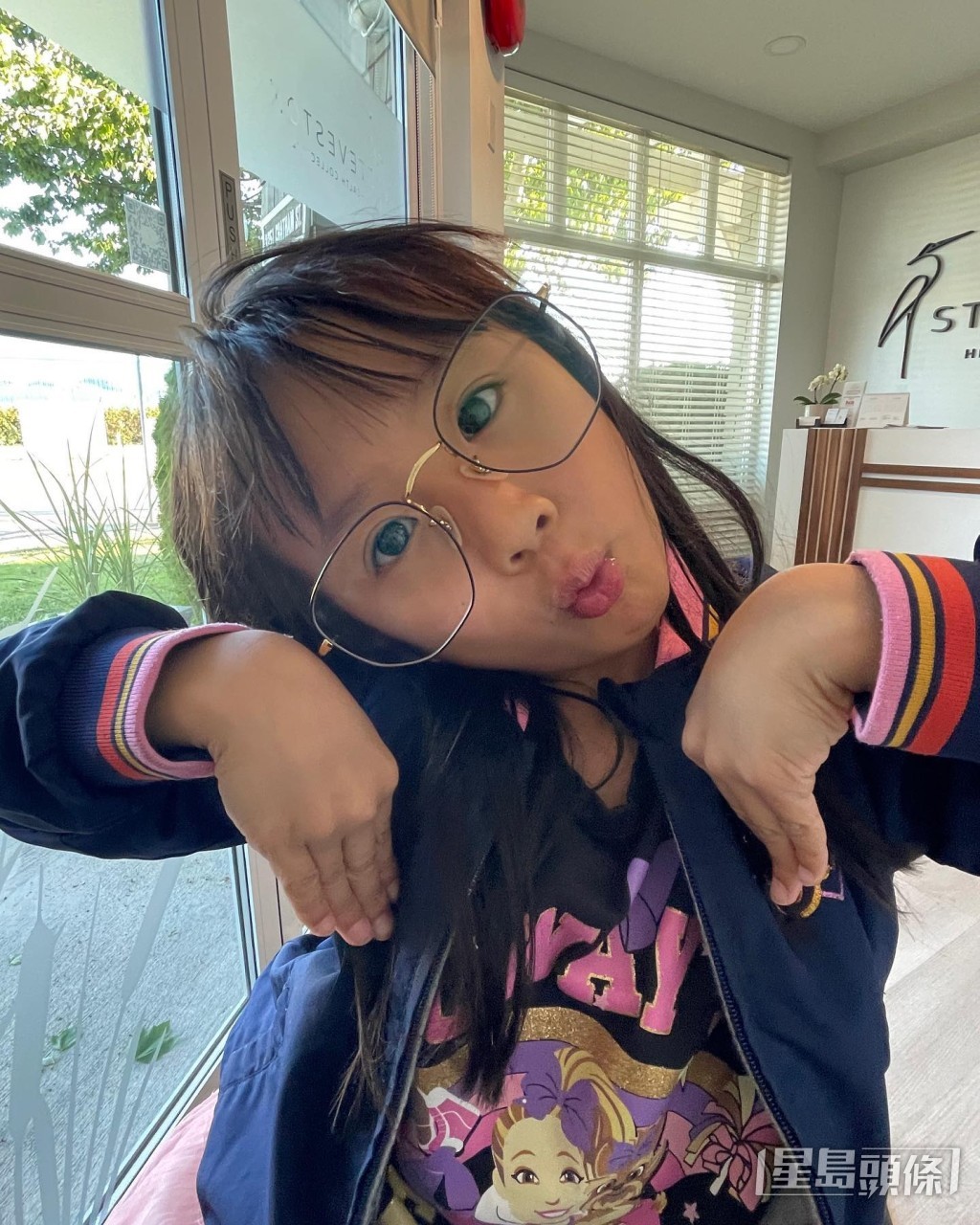 Leora古靈精怪。