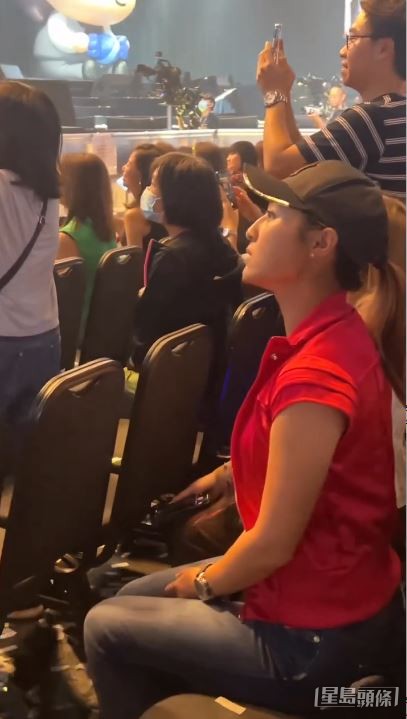 男友视角下的Cindy投入睇Show。