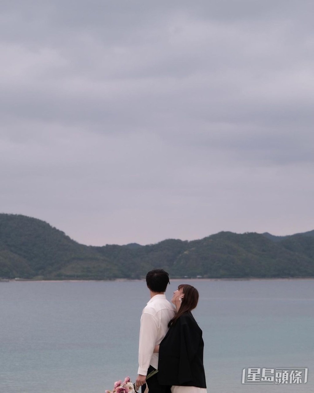 坤哥首次在個人IG分享婚紗相。