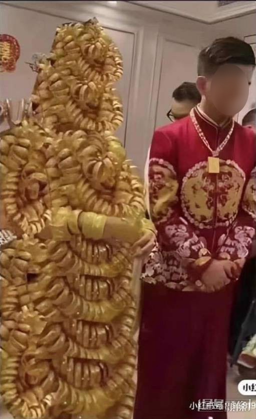 內地網紅金器掛滿身的照片被惡搞。 