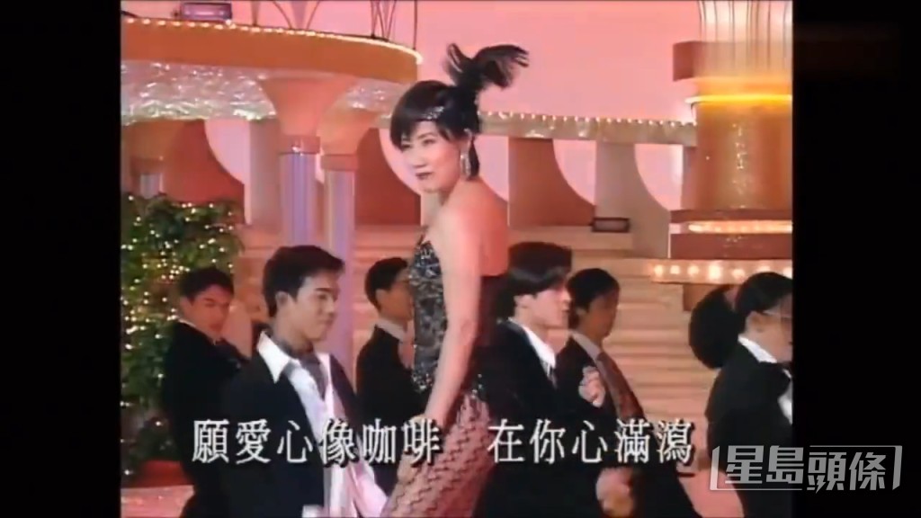 【1994年】要數經典唱歌畫面,一定有「阿姐」汪明荃表演《迷人Pink Lady》和《熱咖啡》,當時更有仍未晒黑的古天樂、許志安、張智霖、蘇永康、梁漢文等28位猛男伴舞!