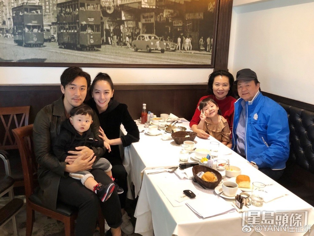 谭俊彦指妈咪（右二）仲识讲笑，应该没有被吓亲。