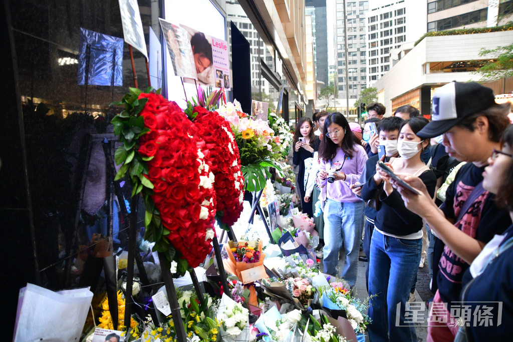 大量「哥迷」位於中環的香港文華東方酒店進行悼念。