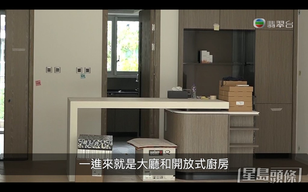 一入去就係大廳和開放式廚房。