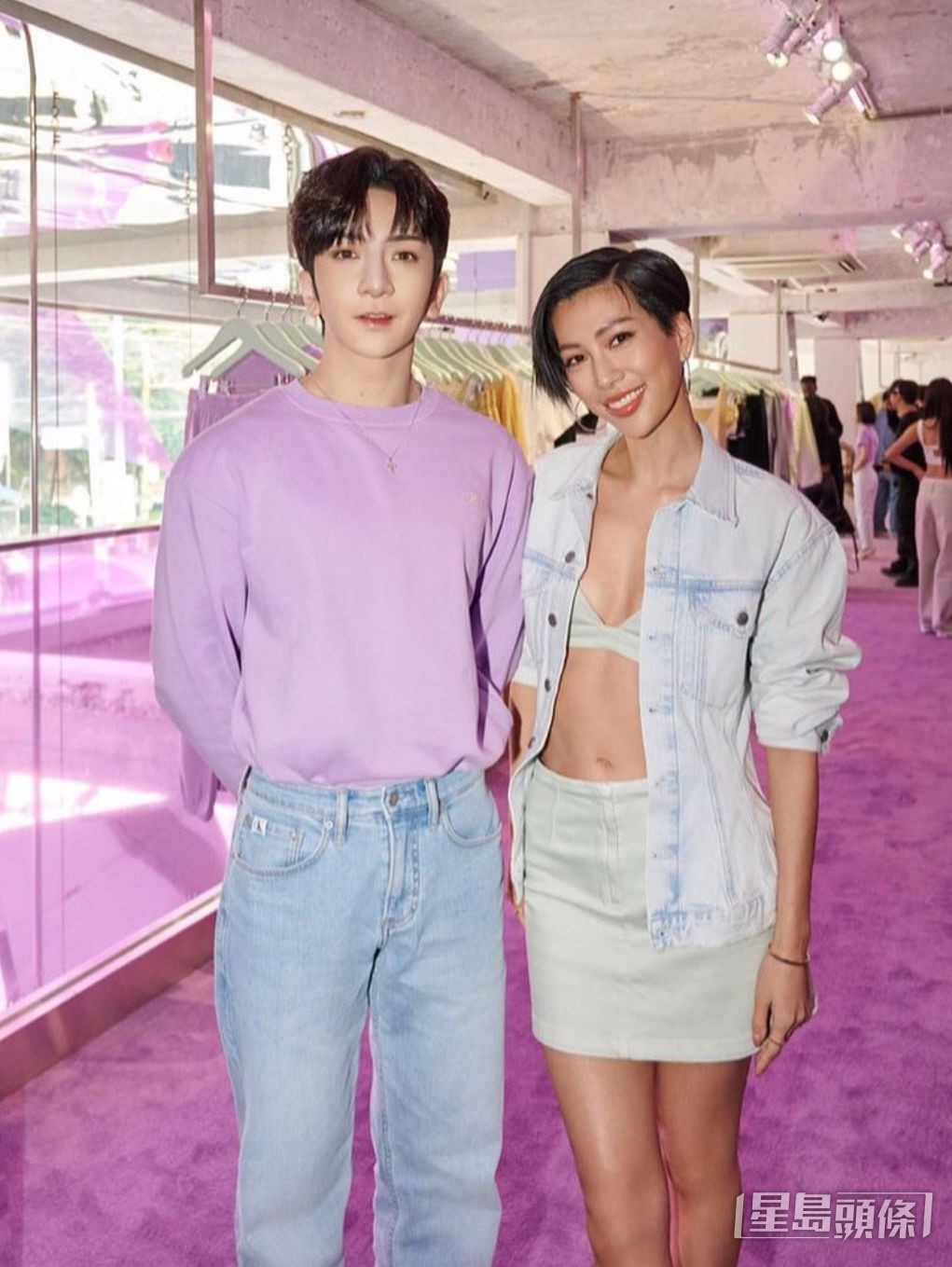 AL曾换上Jennie系列的粉紫卫衣和KOL Molly拍照。
