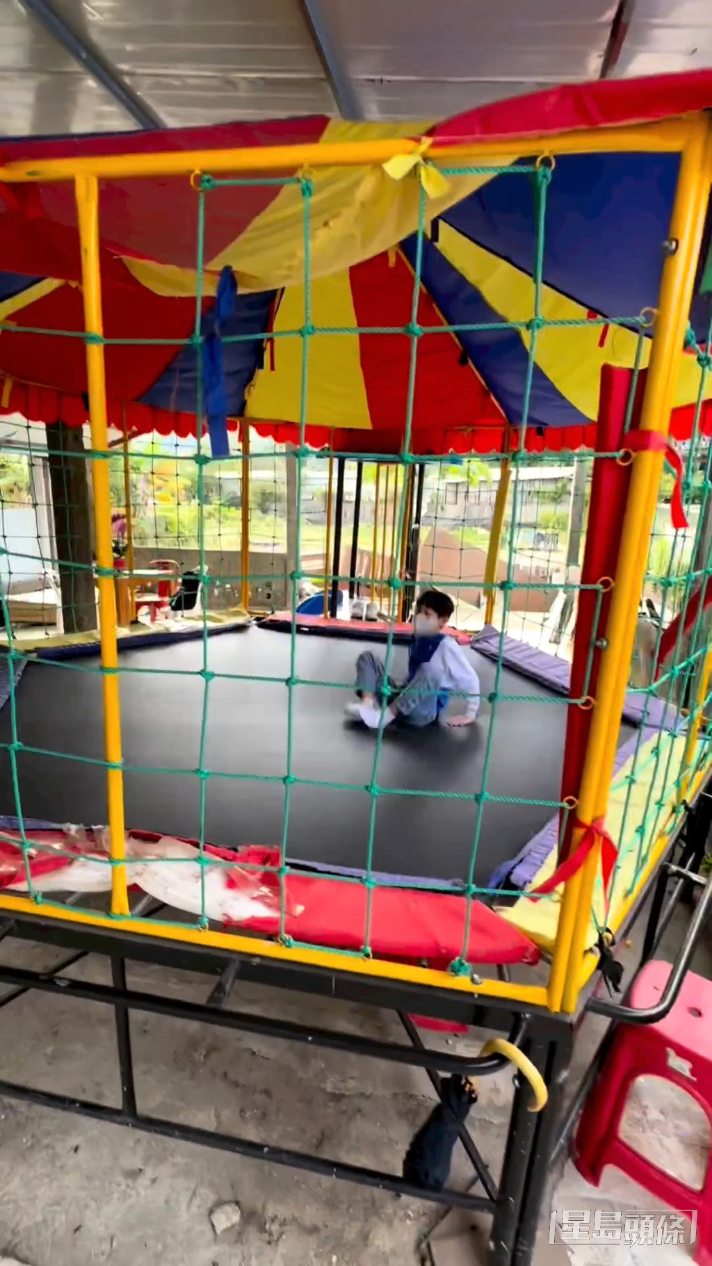 洪天明前日貼出三代同堂為洪金寶慶生的短片，囝囝玩鞦韆、彈床玩得好開心。