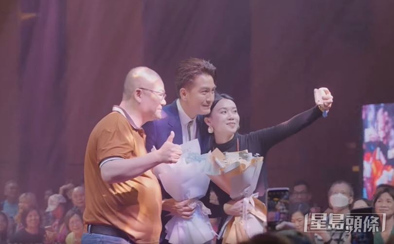惠州登台期間，被封為「新一代師奶殺手」的馬明獲觀眾送花。