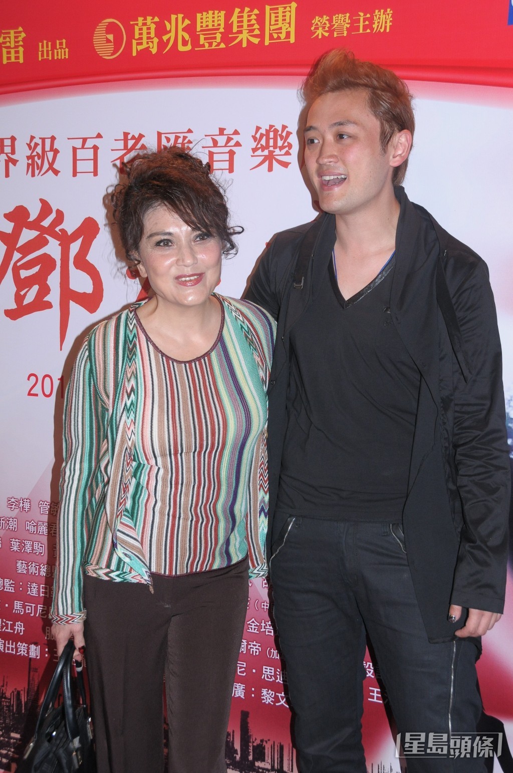 施明指與前夫李家鼎因有兩名兒子，因此二人關係是親人。