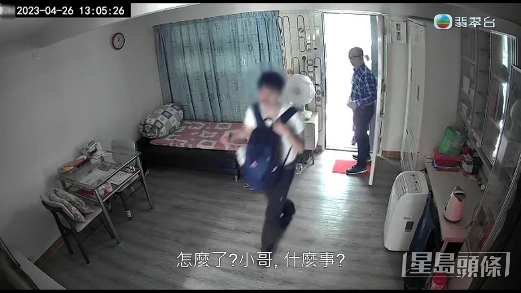 閉路電視片段見到當時唐先生正與媽媽剛步出鐵閘，突然有一名身穿白Tee，背着背囊的年輕男子直走入屋。