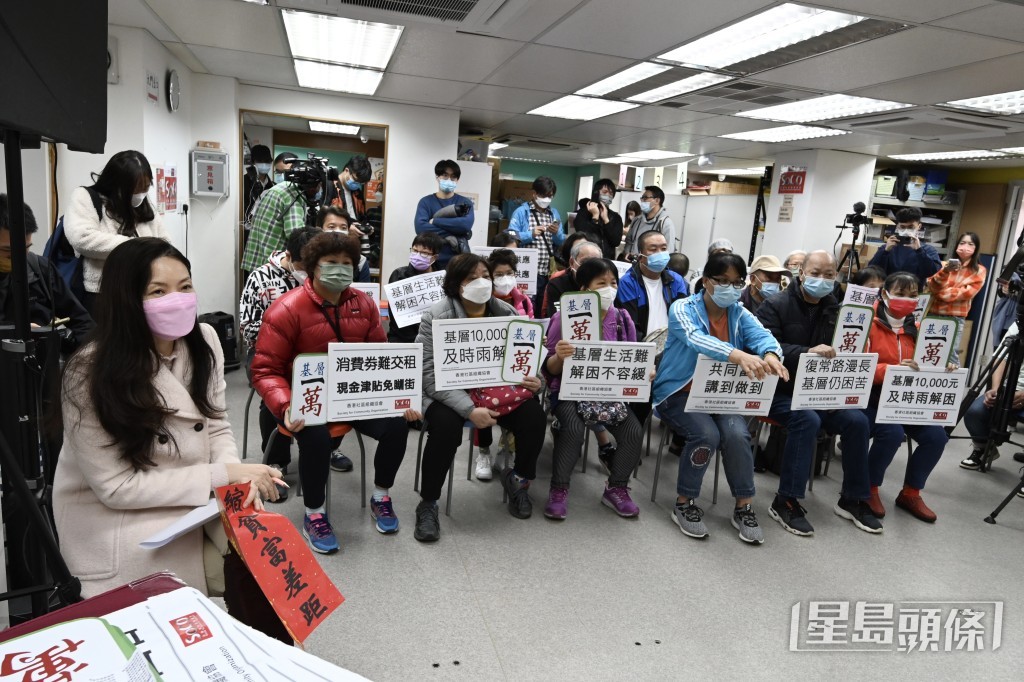 社協安排基層市民一齊觀看財政司司長宣讀《財政預算案》。蔡建新攝