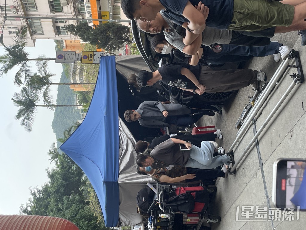 拍攝過程一直到下午3時許，Edan一度步出錶行，走到在路旁以帳篷搭建的臨時導演室看拍攝片段。