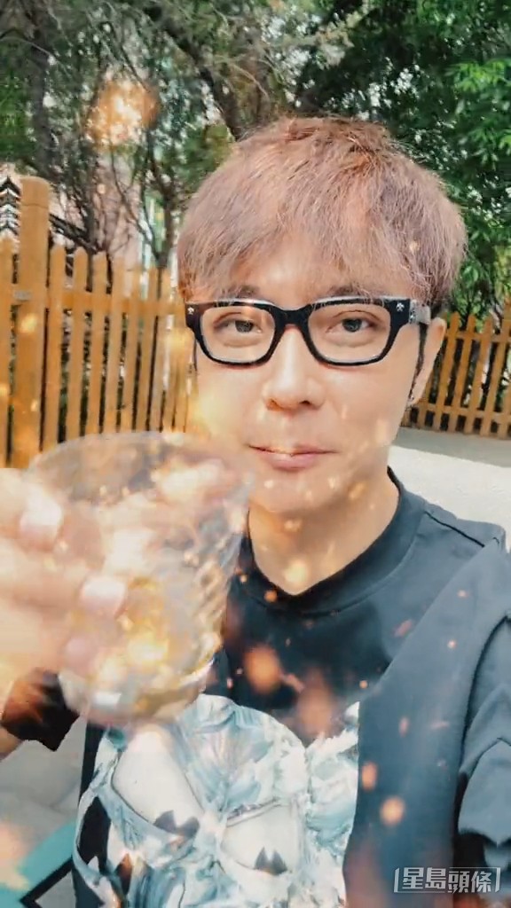 張丹峰向鏡頭舉杯,網民覺得剛宣佈離婚的他好囂張。