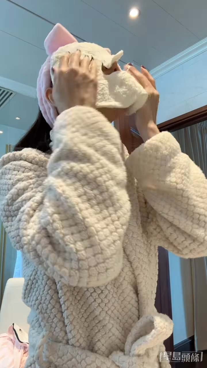 林夏薇洗臉後，先用熱毛巾敷打開毛孔。