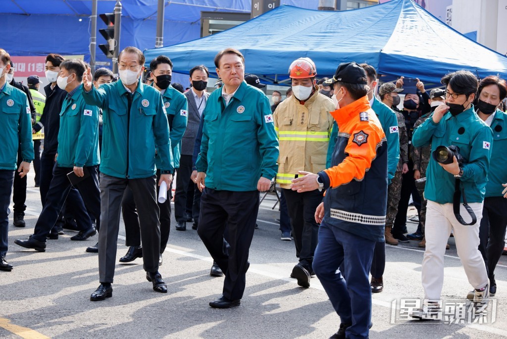 尹錫悅在消防和警察部門人員的陪同下視察現場。路透社圖片