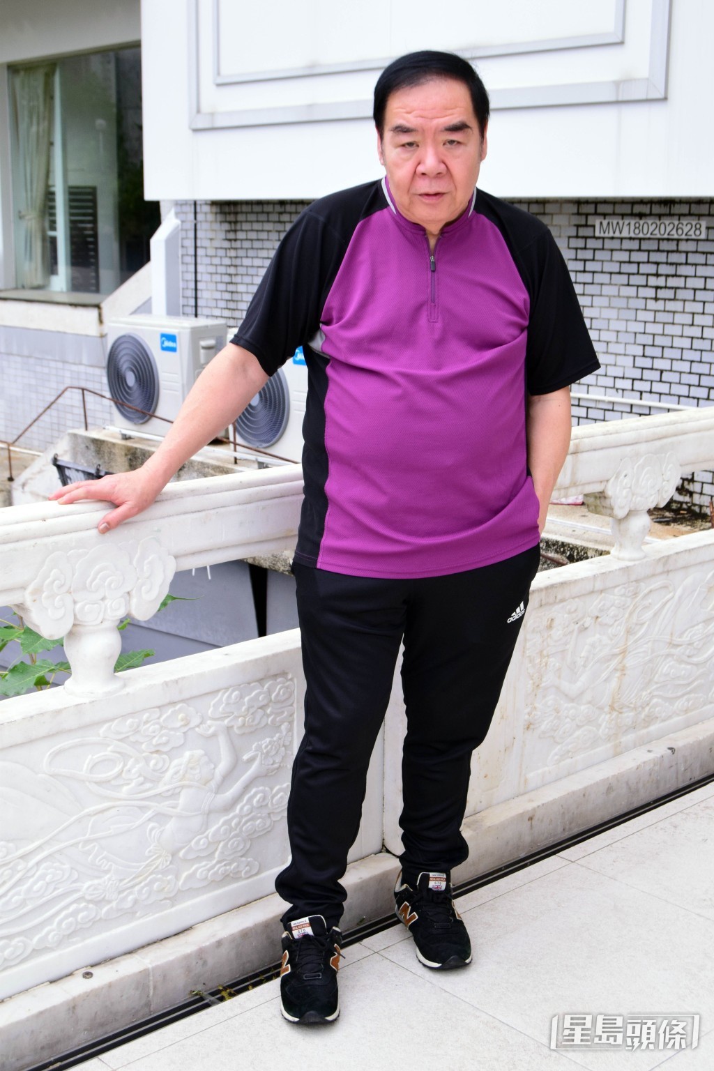 現年71歲的鄭則仕於90年代與朋友集資開電影公司，並簽下張衞健。