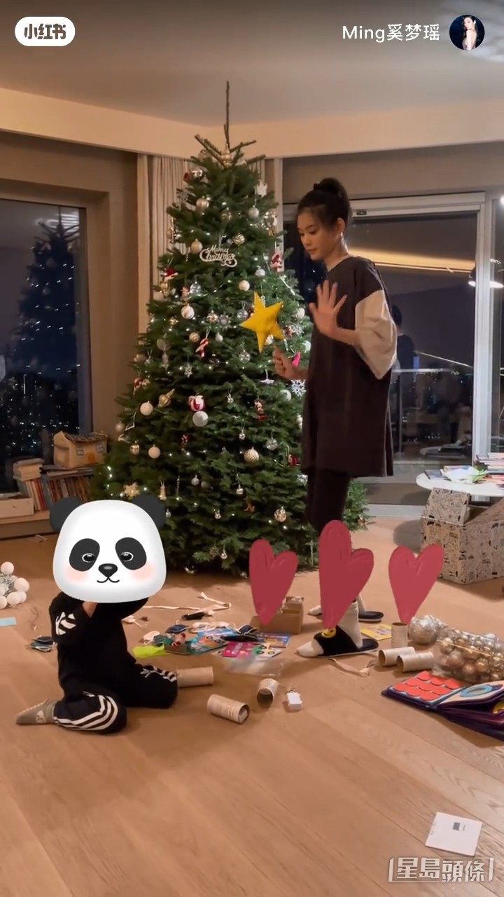 奚夢瑤生活好有儀式感，聖誕節在上海豪宅與子女一同佈置聖誕樹。