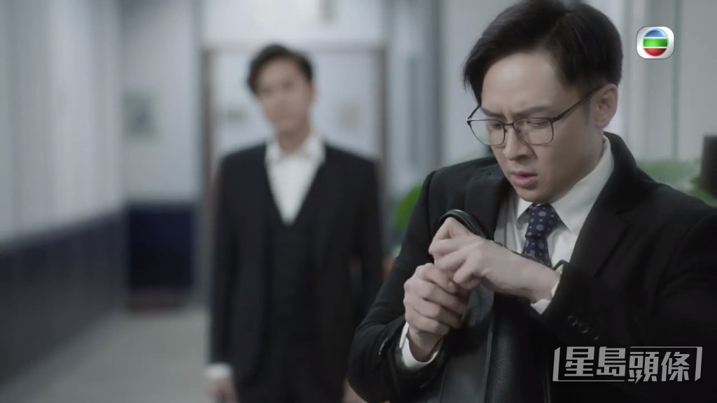 表现紧张，原来剧中讲述他有情绪病。