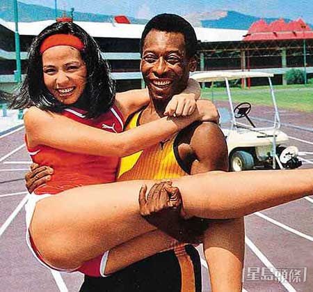 球王比利抱起鍾楚紅的照片，成為80年代廣告經典。