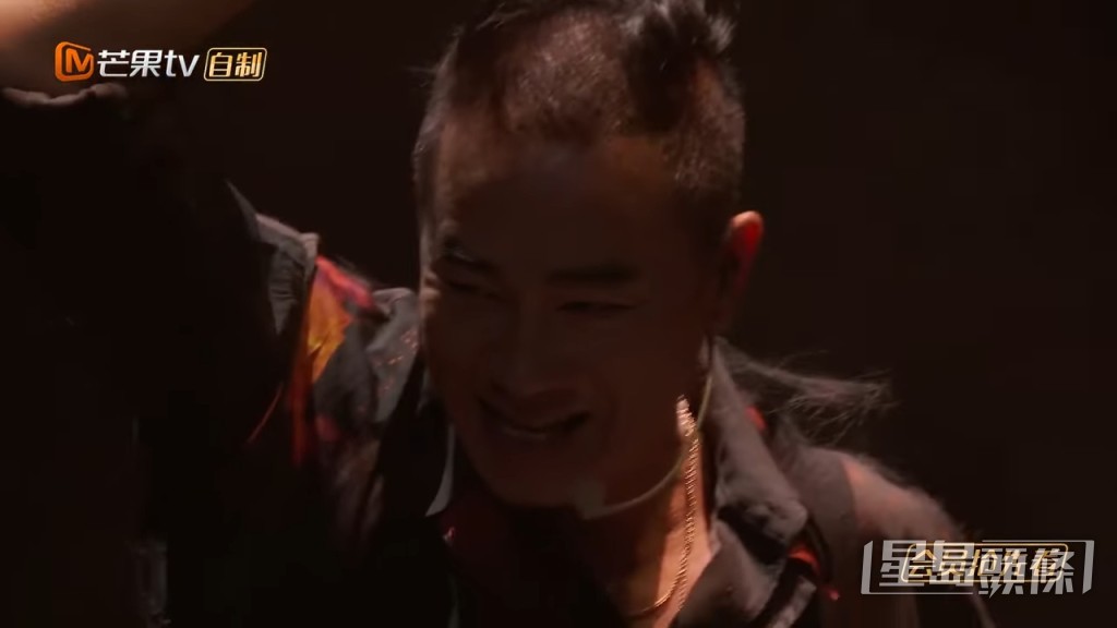 陳小春好投入剃頭。