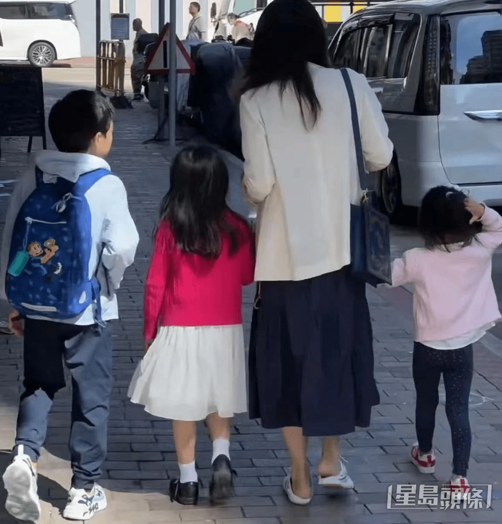 郭晶晶拖着三個子女到深水埗。