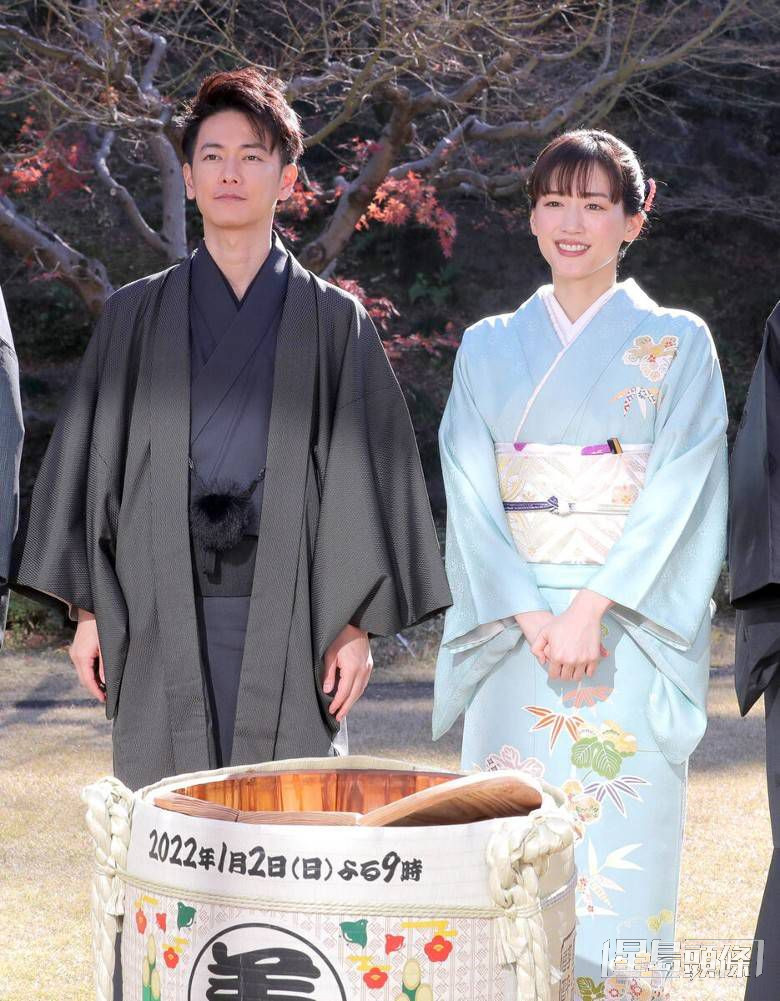 佐藤健和綾瀨遙的姊弟戀被指將修成正果，雙方事務所對婚事開綠燈。