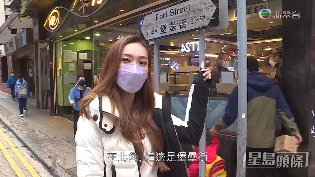 北角的堡壘街分為兩邊,其中一邊屬私家路,更設有收費亭作泊車之用。