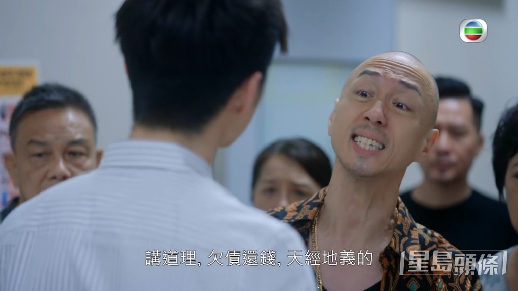 飾演大隻華的戴耀明今年50歲,今年剛好入行30周年,1994年加盟無綫後工作至今,單在無綫已拍過近200劇集。早年他主要出演路人角色,近年戲份逐漸加重,雖然只是配角,但憑着精彩的演出,令人印象深刻。不過近年他最為年輕人熟悉的,一定是他扮「一拳超人」拍廣告,似到十足。戴耀明近年另一件趣事,是他在2017年曾自爆暗戀佘詩曼,更表明要娶她為妻;不過今年戴耀明已經娶圈外老婆Anna,還在訪問大讚老婆夠樂觀。