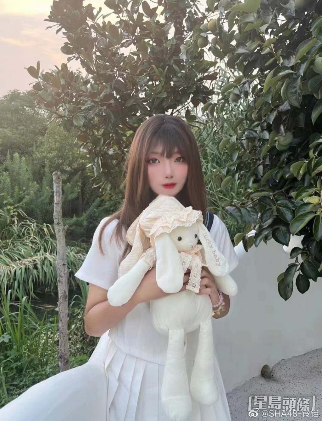 照片似是充满童话感觉的美少女。
