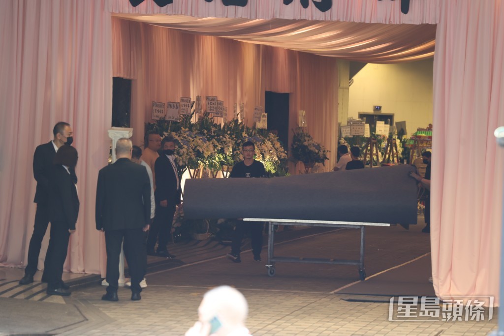 家属代表一早到打点。