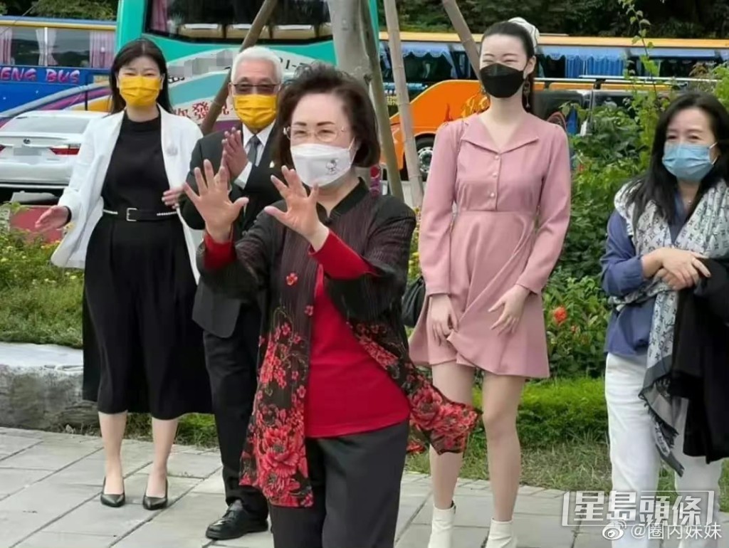 經歷喪夫之痛的瓊瑤,於活動上看到昔日與丈夫平鑫濤一起栽種的大樹都露出久違笑容,而瓊瑤精神亦都不錯。(微博圖片)