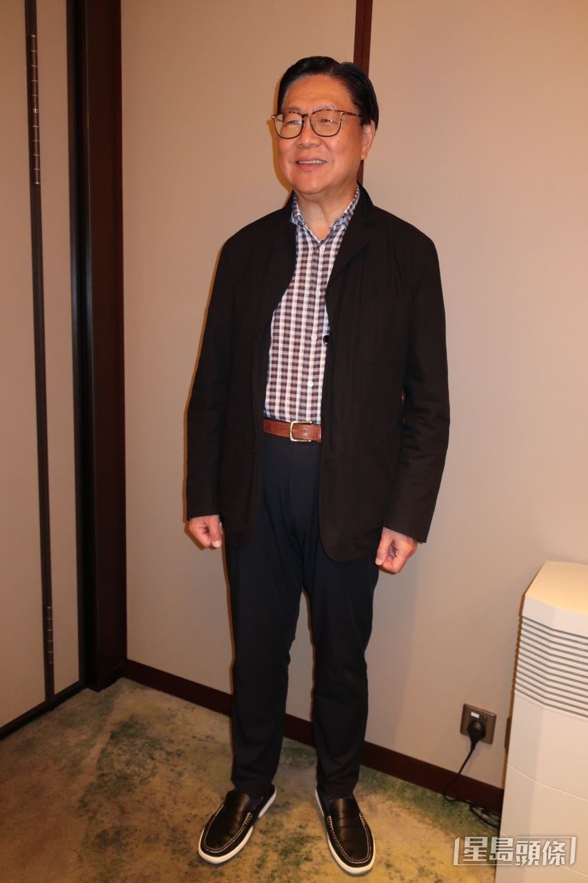 马时亨表示首集的嘉宾是张学友和张文新，学友谈及移民话题。