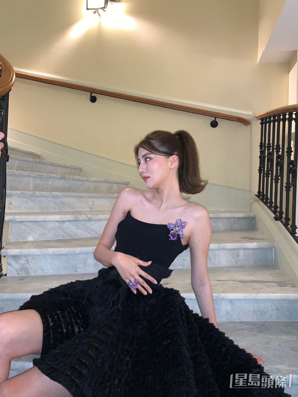 工作人员贴出吴千语另一辑低胸礼服照。