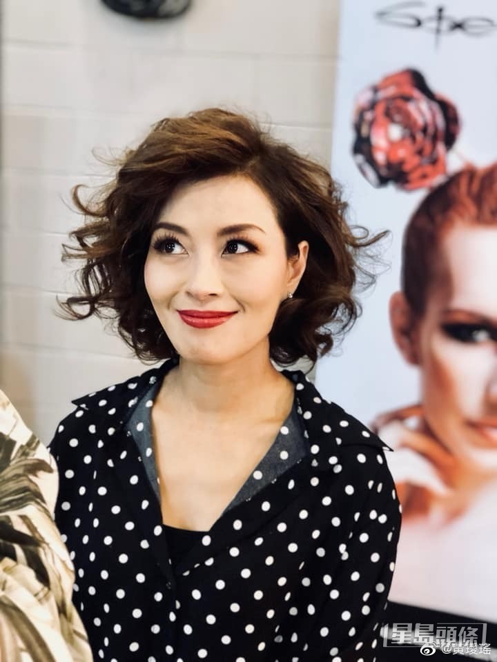 黃璦瑤於加拿大任職兼職電台DJ。