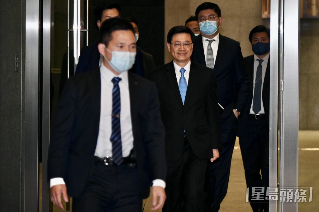 行政長官李家超面見傳媒。盧江球攝