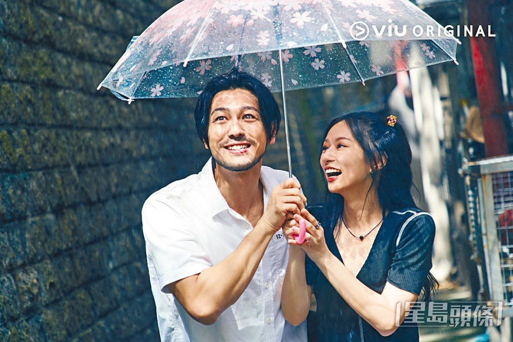 劇中栢天男(Adam)獲吳家忻遞遮擋雨。