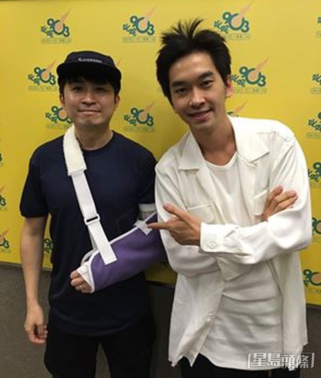 事發後,前商台DJ雲海轉載當奴報平安照,並打趣道:「你真係要快D(啲)好返!你比人打,D(啲)人聯想到我!」原來雲海與當奴(左)早年已留下牙齒印。